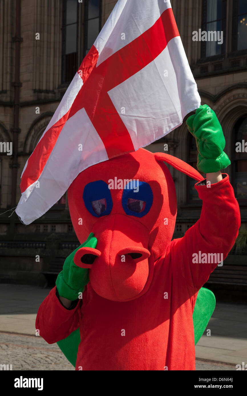 Manchester Weekend 19th, XX e XXI Aprile, 2013. Richard Knowles, 24 da Manchester come un drago rosso con bandiera al St George's weekend celebrazioni, una famiglia evento tenutosi in Albert Square e Piccadilly, con un'estensione dell'annuale St George parata e una joint venture per contribuire a celebrare l'Inghilterra del Santo Patrono con molte attività e gli artisti interpreti o esecutori. Manchester abbraccia i giorni quando entrambe le feste nazionali e parate hanno lo scopo di portare la città insieme e fornire Mancunians con un evento in cui le diverse identità nazionali vengono celebrati. Foto Stock