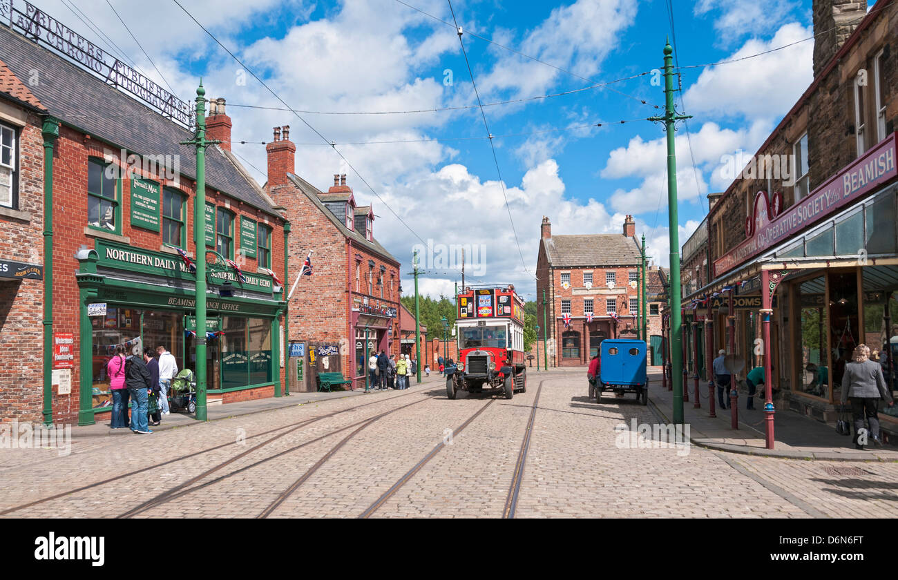 Gran Bretagna, Beamish, Nord dell Inghilterra Open-Air museo vivente di storia la città, double decker bus Foto Stock