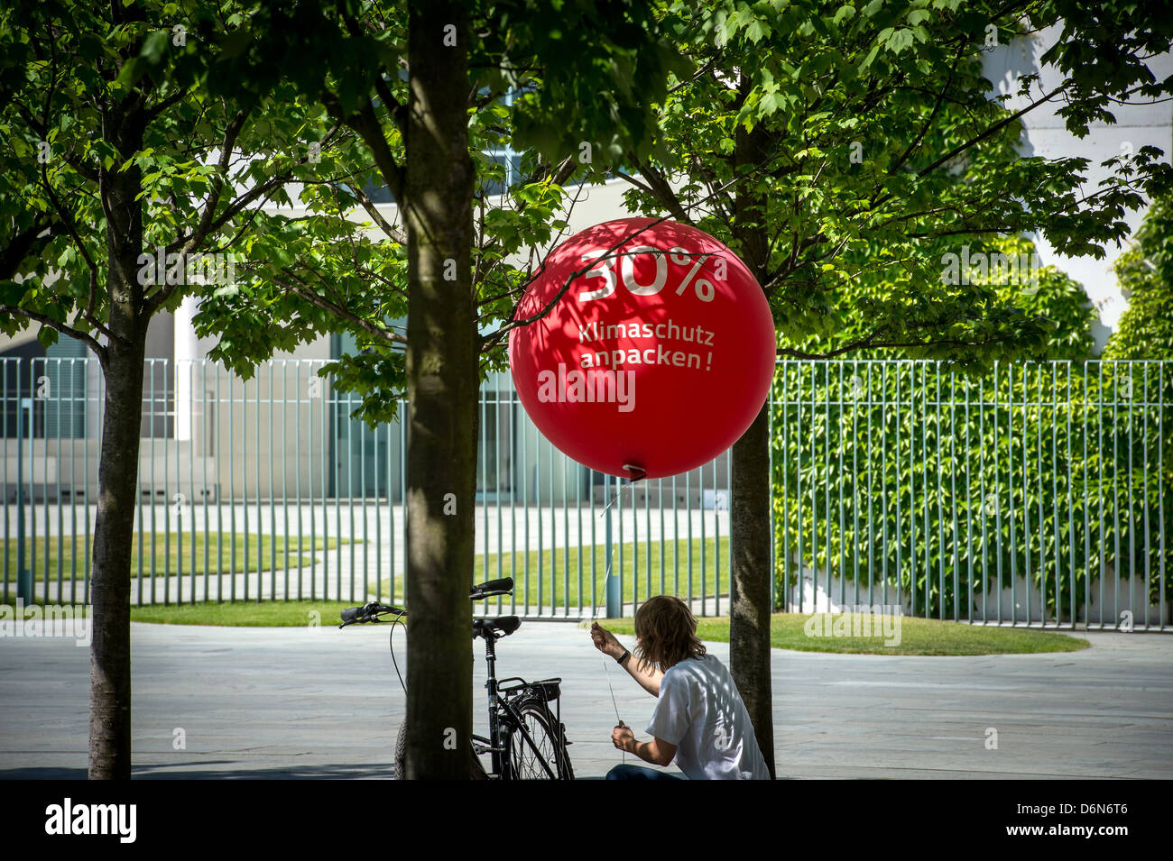 Berlino, Germania, una donna un palloncino attaccato ad una bicicletta Foto Stock