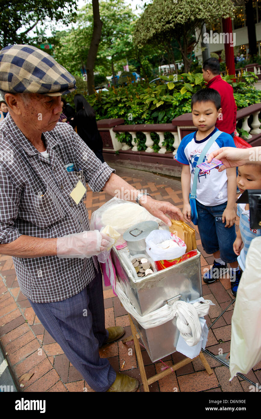 Local hawker vendita di zucchero crepes di Mong Kok. Un snack locali a Hong Kong. Foto Stock