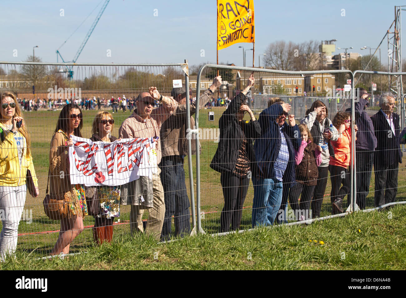 Spaectators guardando da dietro recinzioni di sicurezza l'inizio al VIRGIN LONDON MARATHON 2013 su Greenwich Park. Foto Stock