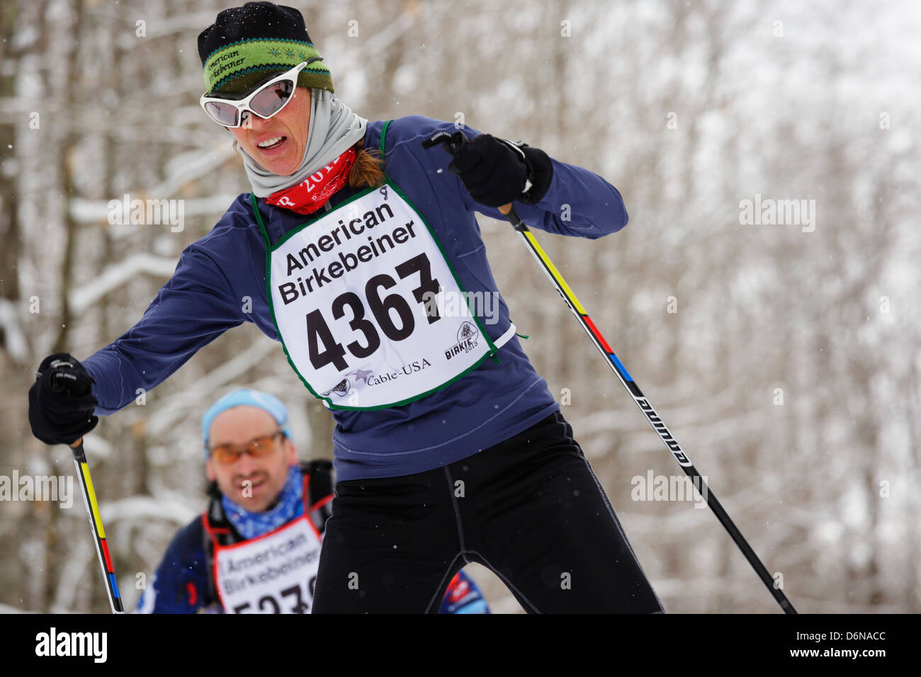 Una donna compete in American Birkebeiner gara di sci in Wisconsin settentrionale il 23 febbraio 2013. Foto Stock