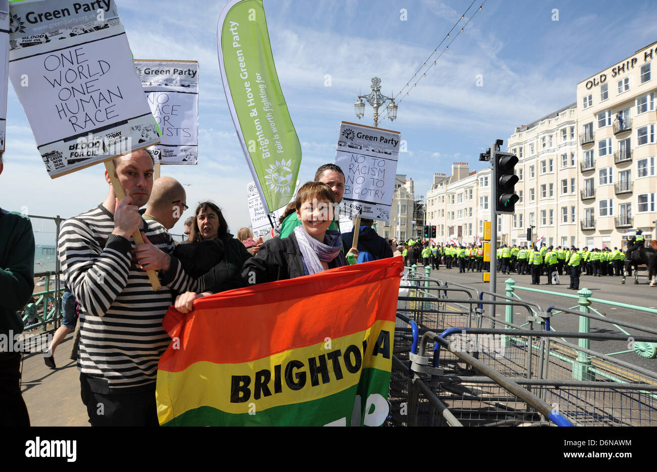 Brighton SUSSEX REGNO UNITO XXI Aprile 2013 - Caroline Lucas MP e membri del Partito Verde protestavano contro il marzo per Inghilterra processione lungo Brighton Seafront oggi . Fotografia scattata da Simon Dack/Alamy Live News Foto Stock