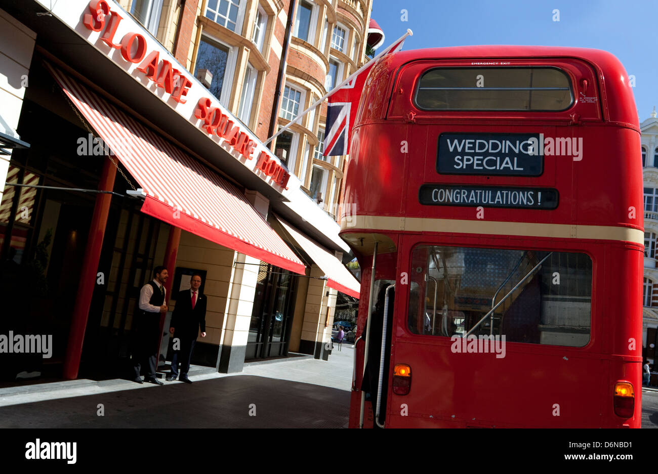 Nozze bus fuori Sloane Square Hotel Londra Foto Stock