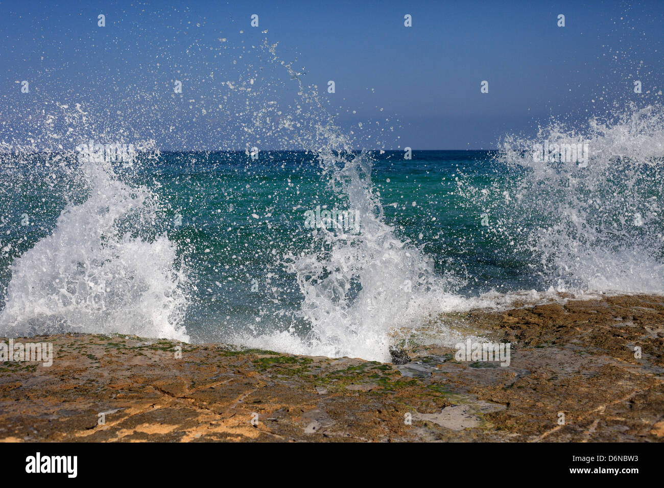 Mallorca, Spagna, spray schiumogeno sulla spiaggia di Son Serra de Marina Foto Stock
