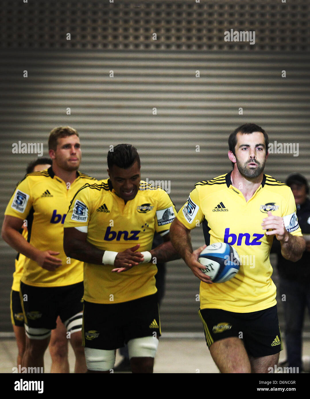 19.04.2013. Wellington, Nuova Zelanda. Uragani' Conrad Smith conduce fuori il suo team. Investec Super Rugby, uragani versus vigore al Westpac Stadium di Wellington, Nuova Zelanda. Foto Stock
