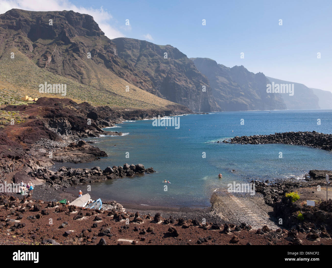 Cove per nuotare e prendere il sole vicino a Punta de Teno a ovest di Tenerife Spagna, vista del Accantilados Los Acantilados de los Gigantes Foto Stock