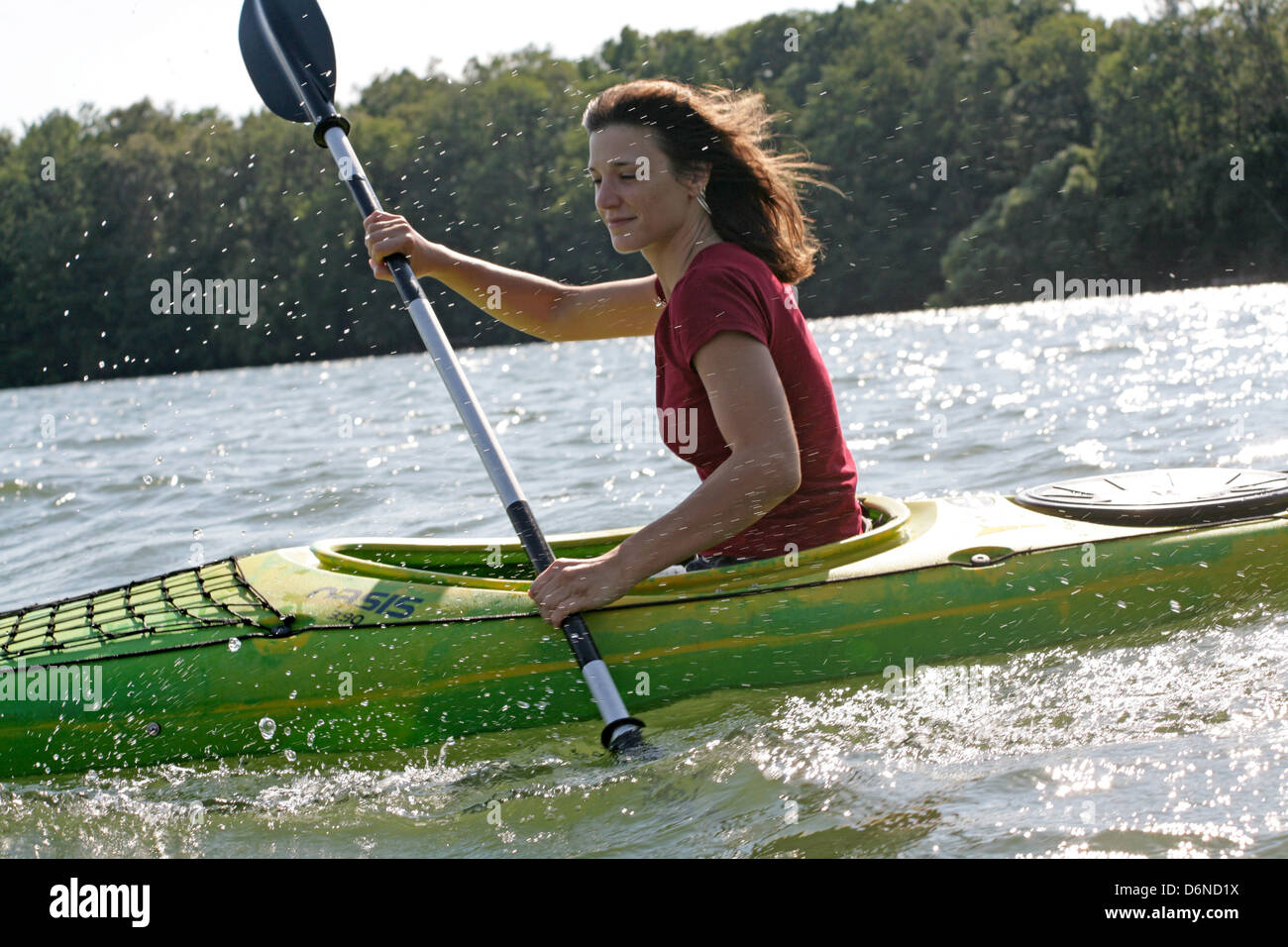 Ploen, Germania, una giovane donna compie un viaggio in canoa sul grande lago Ploener Foto Stock