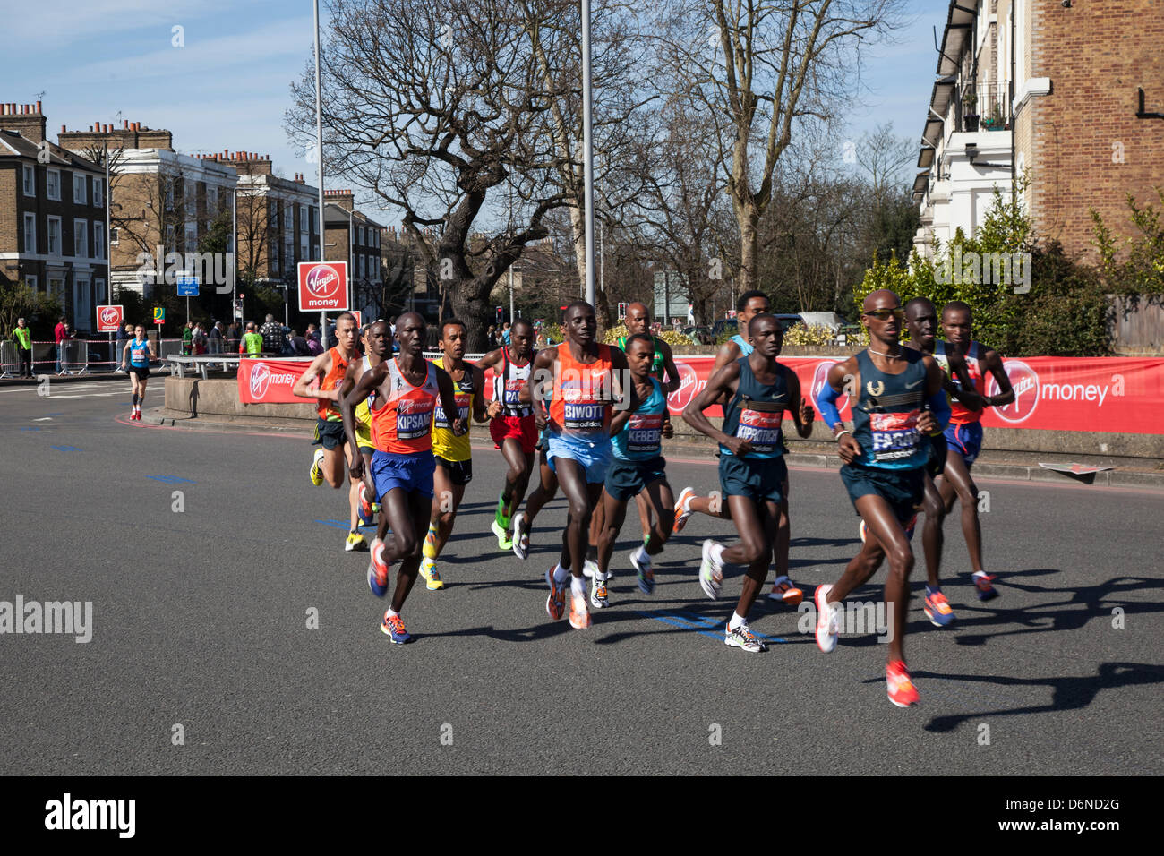 Londra, Regno Unito. Xxi Aprile, 2013. A Somali nato, British International track e field atleta, Mohamed 'o' Farah, CBE, conduce l'Elite Uomini di Sun nella Sands rotonda, Blackheath, UK, durante la VIRGIN LONDON MARATHON 2013 Foto Stock