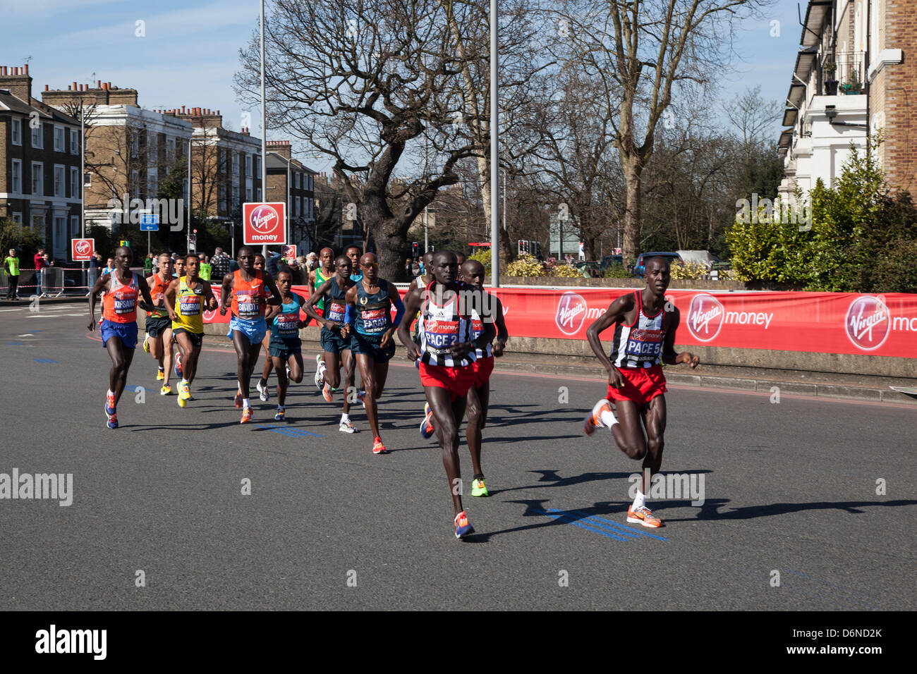Londra, Regno Unito. Xxi Aprile, 2013. A Somali nato, British International track e field atleta, Mohamed 'o' Farah, CBE, conduce l'Elite Uomini di Sun nella Sands rotonda, Blackheath, UK, durante la VIRGIN LONDON MARATHON 2013 Foto Stock