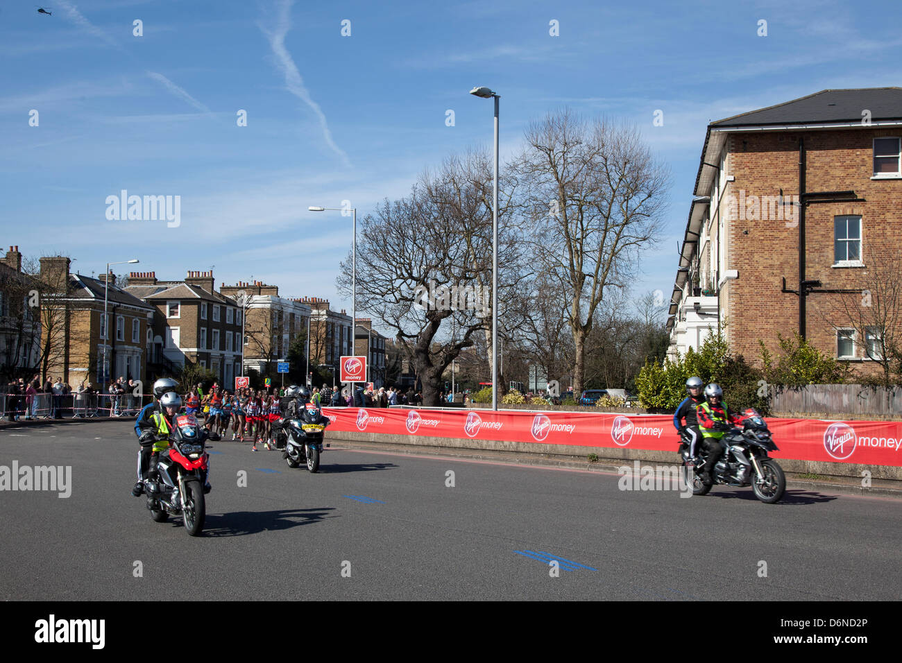 Londra, Regno Unito. Xxi Aprile, 2013. A Somali nato, British International track e field atleta, Mohamed 'o' Farah, CBE, conduce l'Elite Uomini di Sun nella Sands rotonda, Blackheath, UK, durante la VIRGIN LONDON MARATHON 2013 Foto Stock