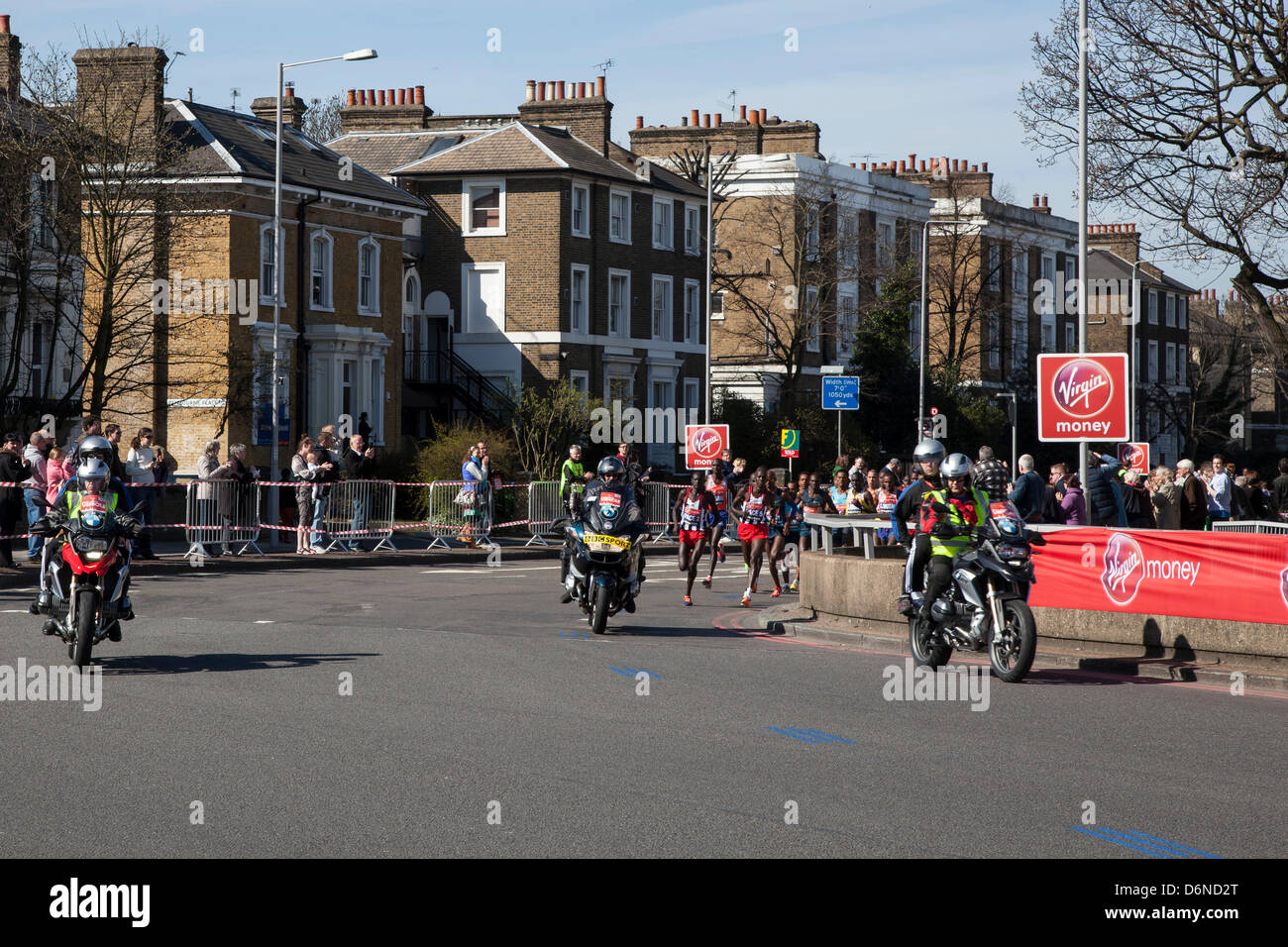 Londra, Regno Unito. Xxi Aprile, 2013. A Somali nato, British International track e field atleta, Mohamed 'o' Farah, CBE, conduce l'Elite Uomini di Sun nella Sands rotonda, Blackheath, UK, durante la VIRGIN LONDON MARATHON 2013 Foto Stock