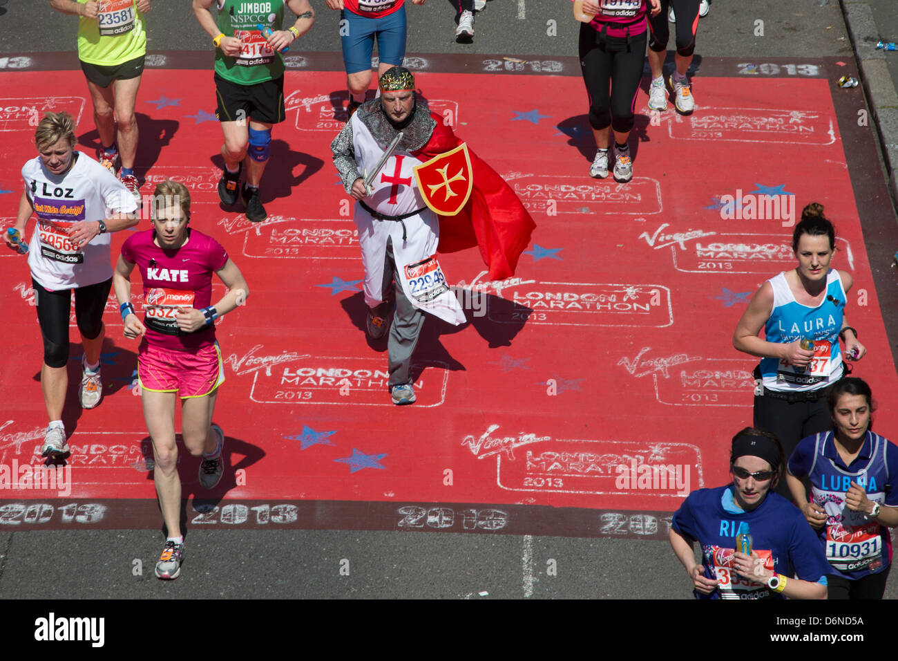 Londra, UK, 21 aprile 2013. Un runner vestito come un cavaliere inglese esegue il Virgin London Marathon. Credito: Sarah Peters/Alamy Live News Foto Stock