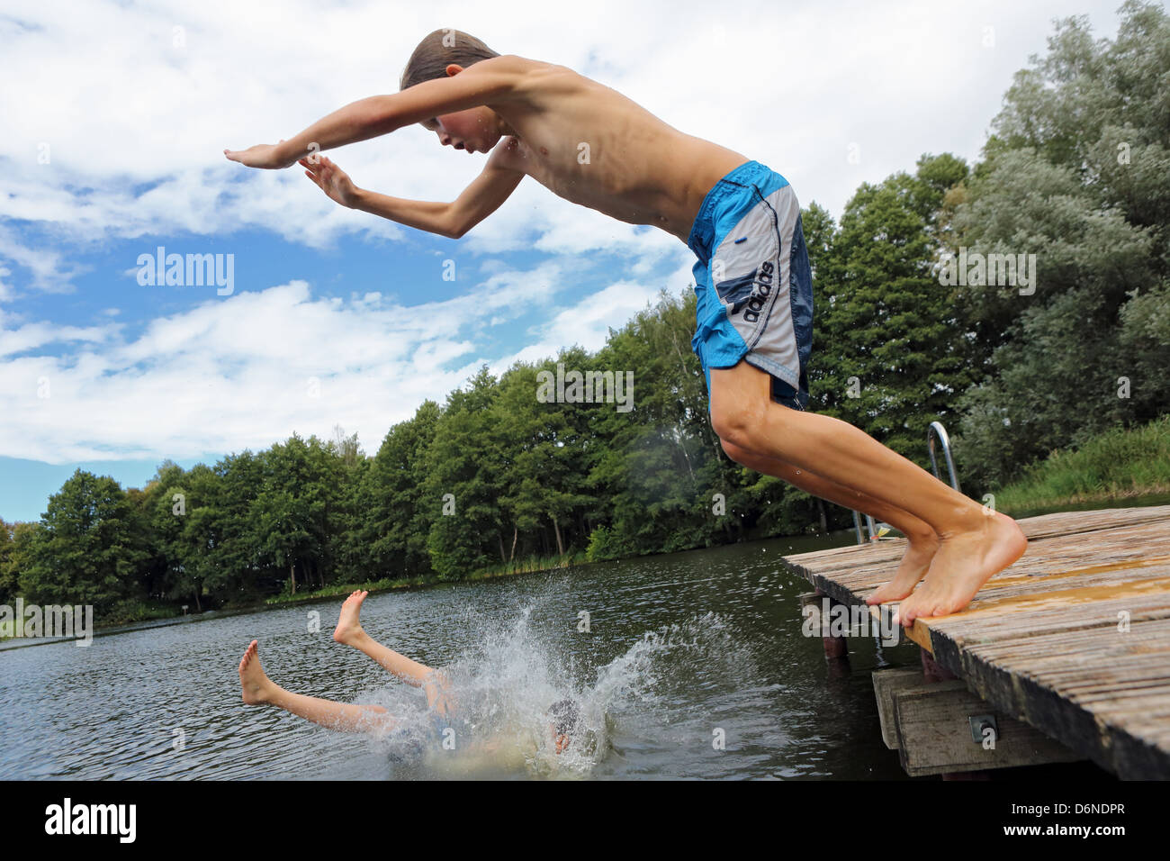 Emstal, Germania, ragazzo salti in acqua in piscina Foto Stock