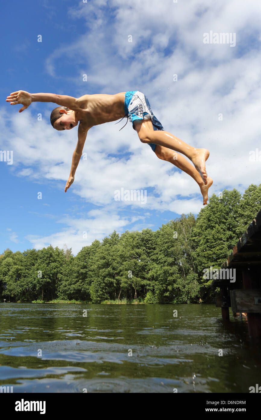 Emstal, Germania, ragazzo salti in acqua nella piscina di testa su Foto Stock