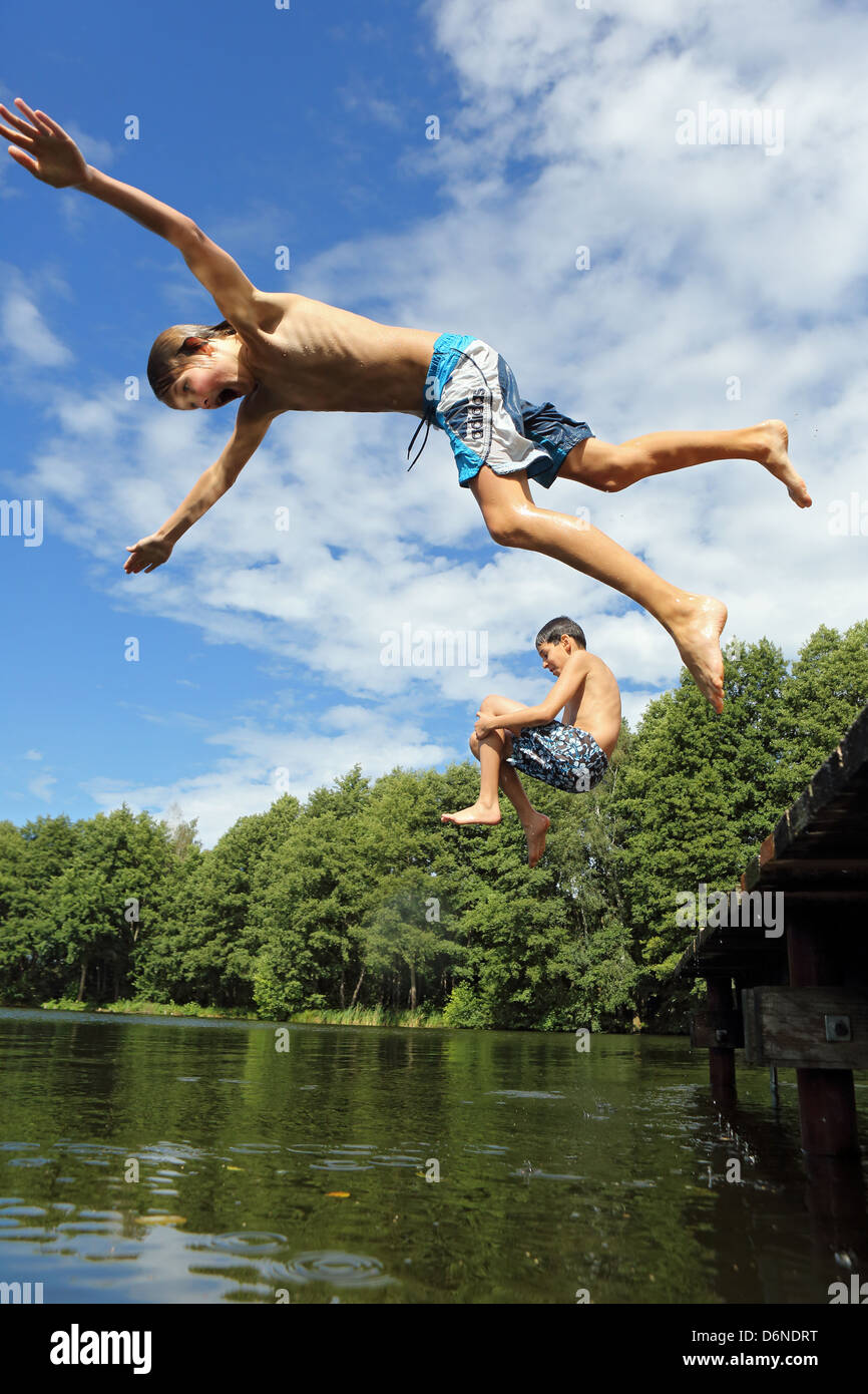 Emstal, Germania, ragazzi saltare in acqua in piscina Foto Stock