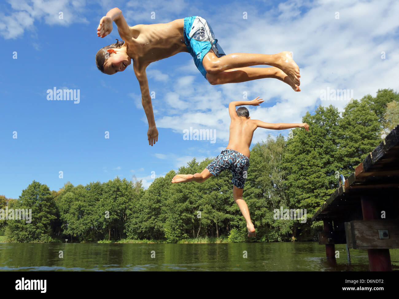 Emstal, Germania, ragazzi saltare in acqua in piscina Foto Stock