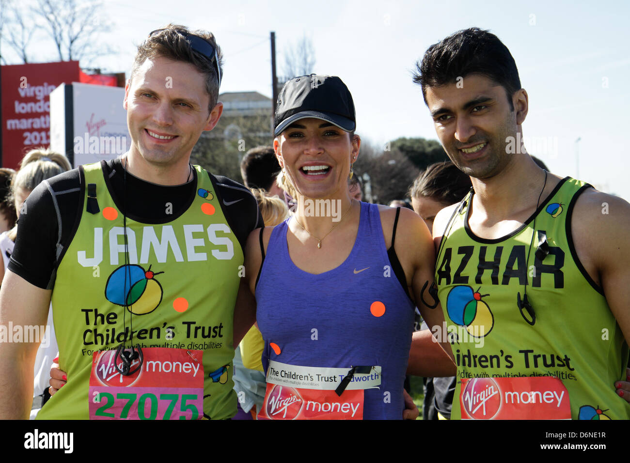 Londra, Regno Unito. Xxi Aprile, 2013. James Logan, Sophie Radlett e Azhar Siddique all'inizio della VIRGIN LONDON MARATHON 2013 corse per i bambini fiducia Tadworth carità. Credito: Elsie Kibue/Alamy Live News Foto Stock