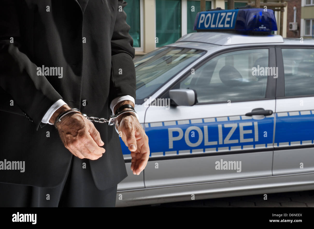 Amburgo, Germania, uomo in manette nella parte anteriore di una macchina della polizia Foto Stock Amburgo, Germania, uomo in manette nella parte anteriore di una macchina della polizia Foto Stock