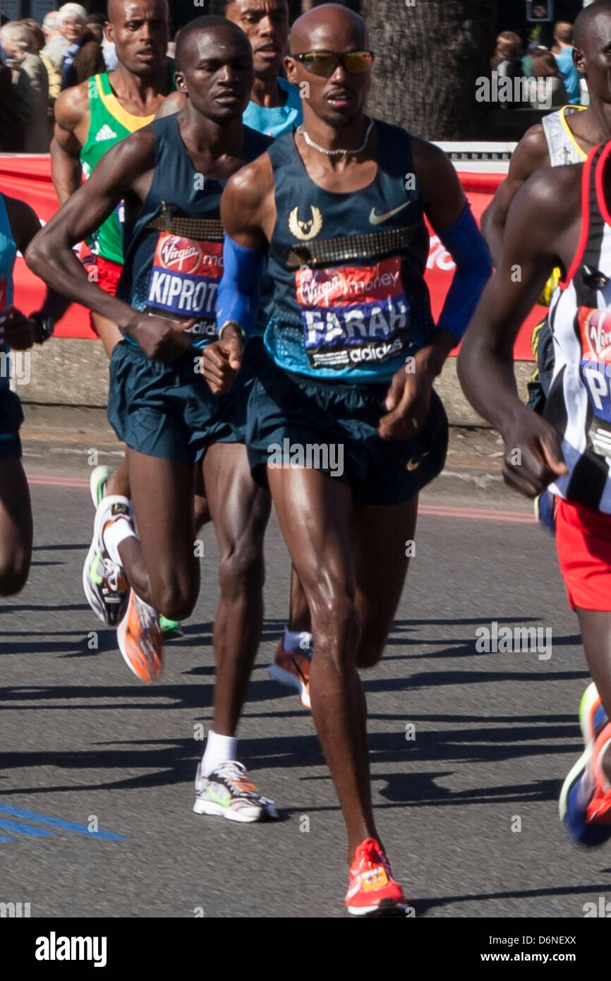 Londra, Regno Unito. Xxi Aprile, 2013. A Somali nato, British International track e field atleta, Mohamed 'o' Farah, CBE, conduce l'Elite Uomini di Sun nella Sands rotonda, Blackheath, UK, durante la VIRGIN LONDON MARATHON 2013 Foto Stock