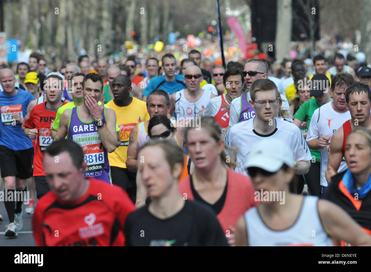 Westminster, Londra, Regno Unito. Xxi Aprile 2013. La massa dei corridori alla maratona di Londra. La Virgin London Marathon 2013. Foto Stock