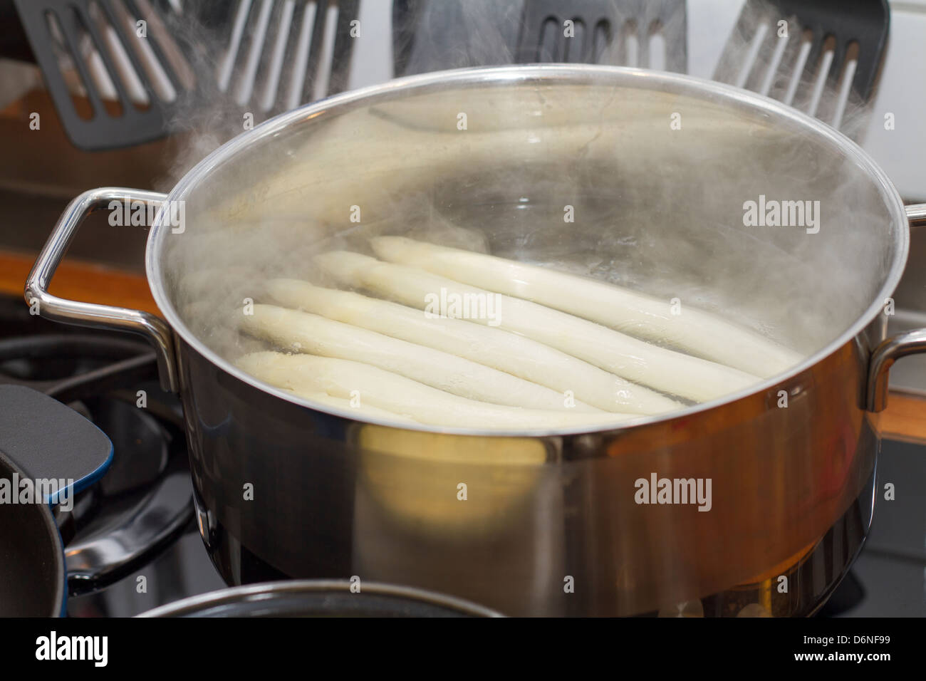 Gli asparagi una cottura in pentola Foto Stock