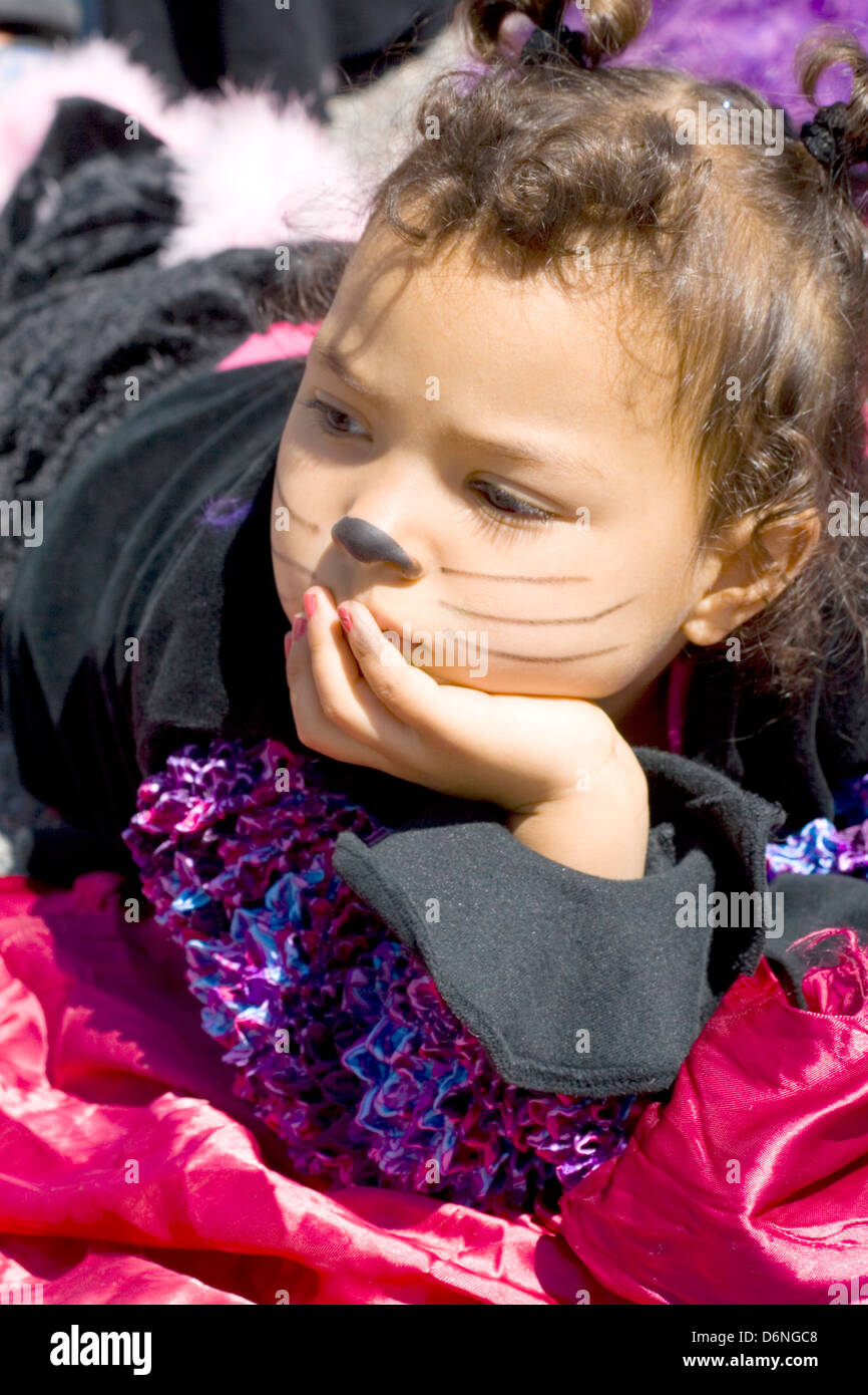 Ragazza 5 anni in costume gatto nel profondo del pensiero. MayDay Parade Festival e Minneapolis Minnesota MN USA Foto Stock