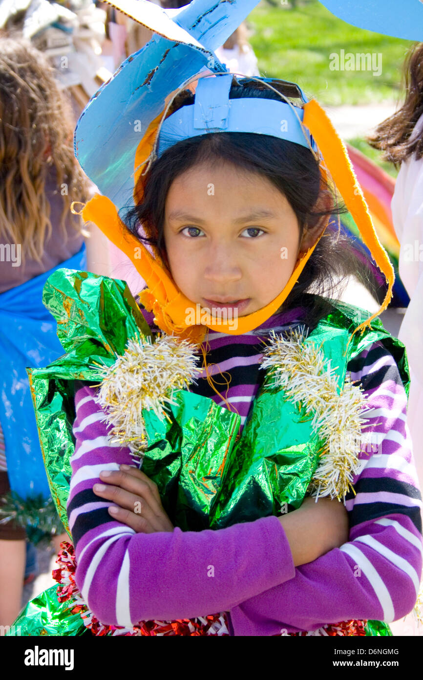 I Latinos girl età 5 vestito nella sua sfilata in costume di insetti. MayDay Parade Festival e Minneapolis Minnesota MN USA Foto Stock