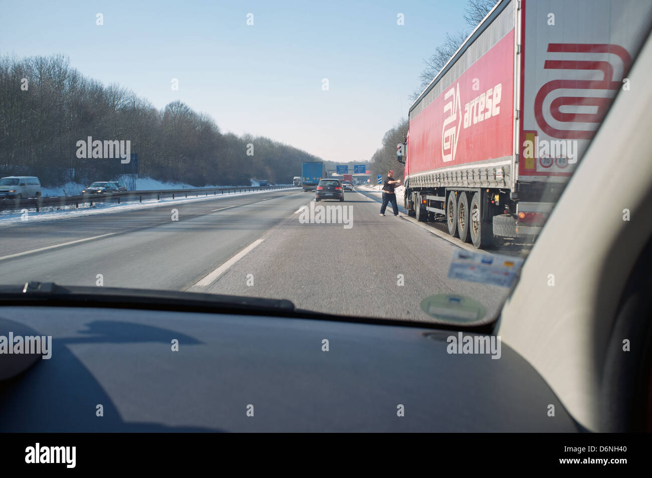 Ripartiti HGV camion sul ciglio di una autostrada tedesca Foto Stock