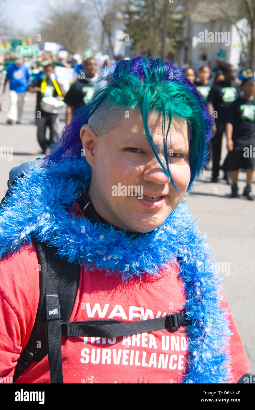 Felice controcultura teen maschio con tinta verde e capelli blu. MayDay  Parade Festival e Minneapolis Minnesota MN USA Foto stock - Alamy