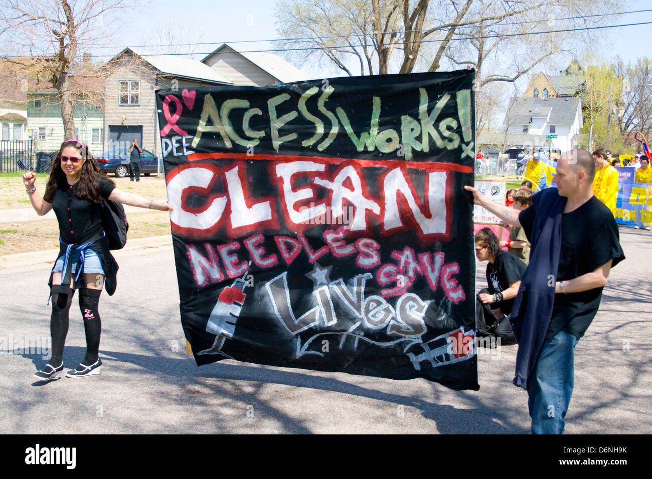 Banner raccomanda l'uso di aghi puliti per salvare vite umane. MayDay Parade Festival e Minneapolis Minnesota MN USA Foto Stock