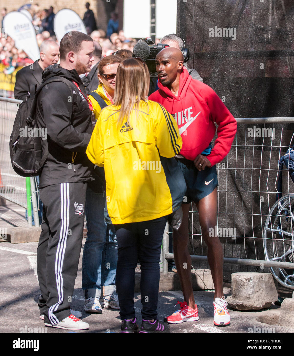 Londra, East Smithfield, 21 aprile 2013. Mo Farah, somale nato e Team GB di Olimpiadi doppia medaglia nel 5,000m e 000m a Londra 2012, indossa il suo sponsor felpa dopo aver terminato la sua corsa, appena prima di miglio 13. Prima della gara Farah aveva detto che egli ha voluto restare con la Elite Uomini Maratona fino a metà strada e ha fatto proprio questo. Foto Stock