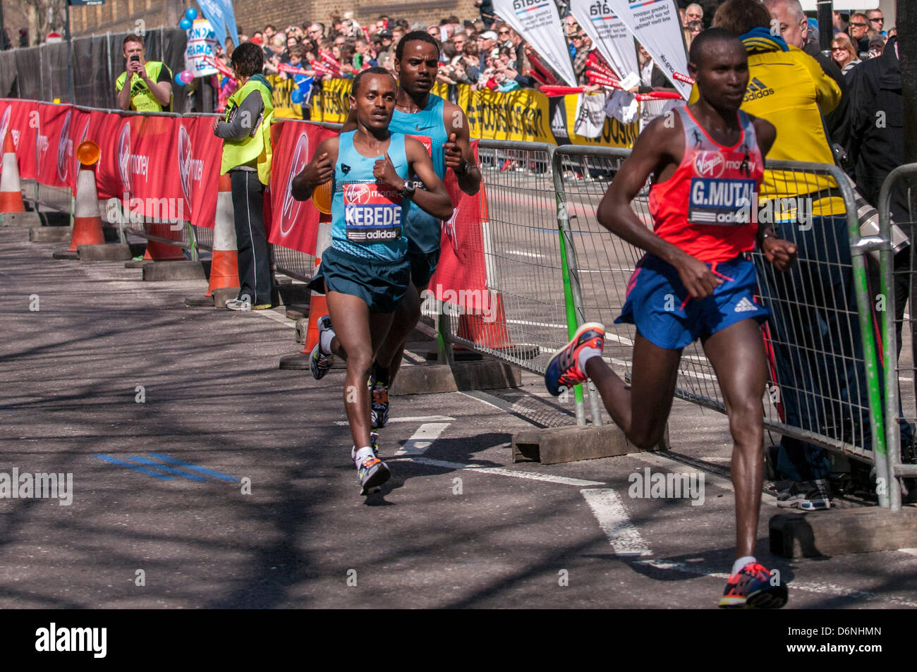 Londra, East Smithfield, 21 aprile 2013. Tsegaye Kebede, Etiopia, sul retro dell'Elite Uomo gruppo, appena prima di miglio 13. Kebede sarebbe andare a vincere, ripetendo il suo successo di Londra del 2010. Foto Stock