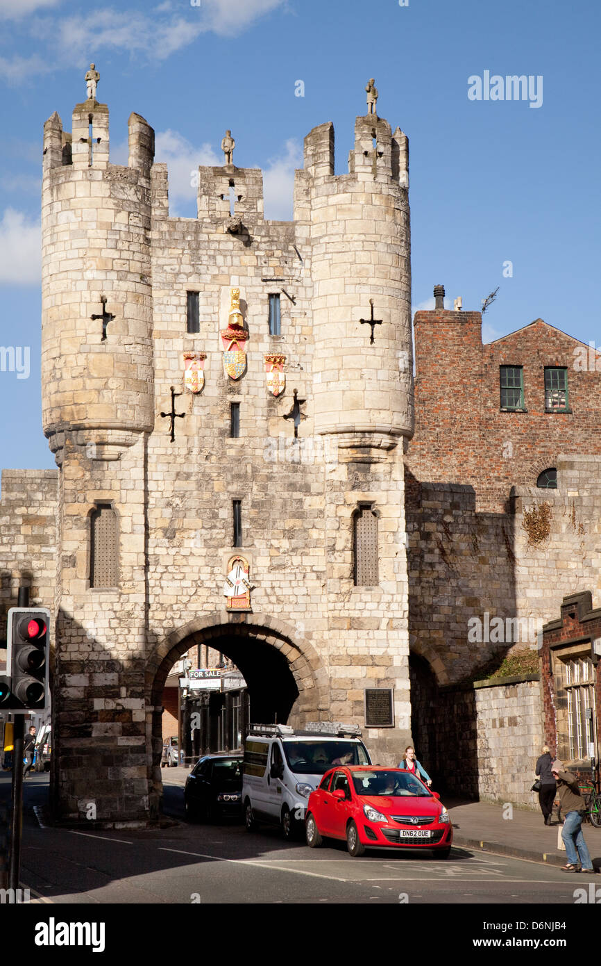 Micklegate Bar porta, ingresso sud della città di York nelle mura della città vecchia, del XII secolo, REGNO UNITO Foto Stock