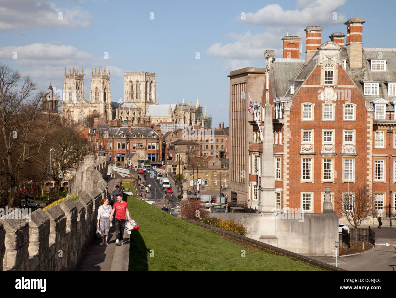 Persone che camminano sulle vecchie mura di York City in estate, York Minster e il Grand Hotel in background, York UK Foto Stock