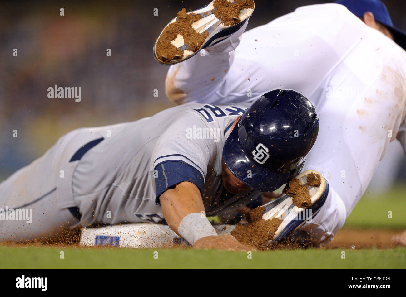 Aprile 22, 2013 - Los Angeles, CA, Stati Uniti d'America - 17 Aprile 2013 - Los Angeles, CA, Stati Uniti d'America - 17 Aprile 2013 Los Angeles, CA. San Diego Padres shorstop Everth Cabrera (2) Immersioni testa prima in terza base sotto Los Angeles Dodgers terzo baseman Nick Punto (7) in modo sicuro su un furto di tentativo di base durante il Major League Baseball gioco tra i Los Angeles Dodgers e il San Diego Padres al Dodger Stadium di Los Angeles, CA. David cofano/CSM. Foto Stock