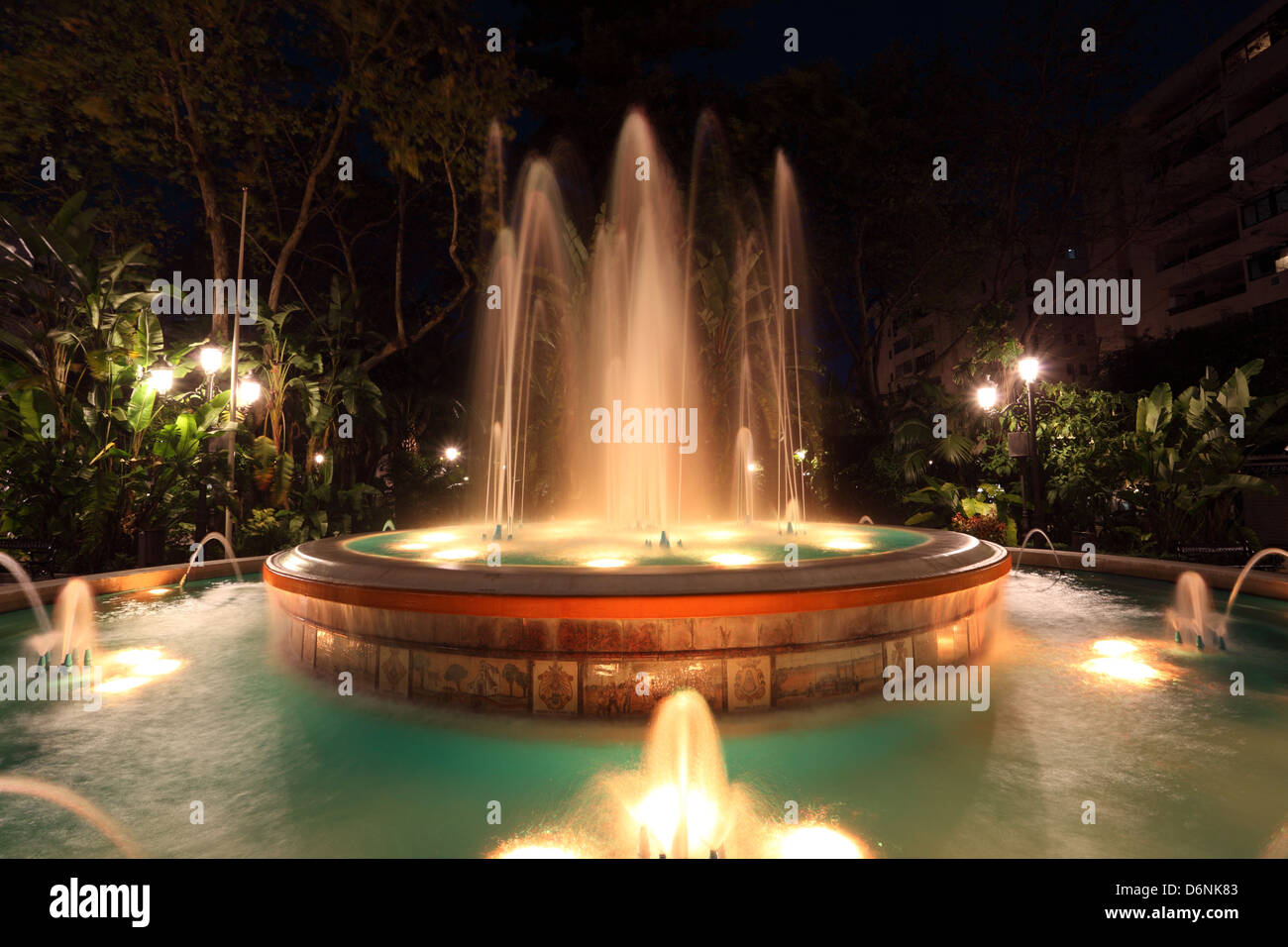 Fontana illuminata in Marbella, Spagna Foto Stock