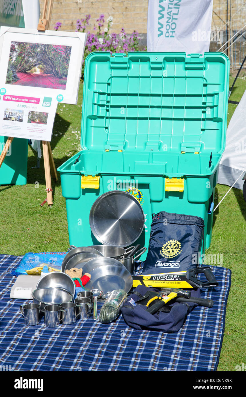 Il contenuto di una ' Shelter Box ' casella di sopravvivenza Foto Stock