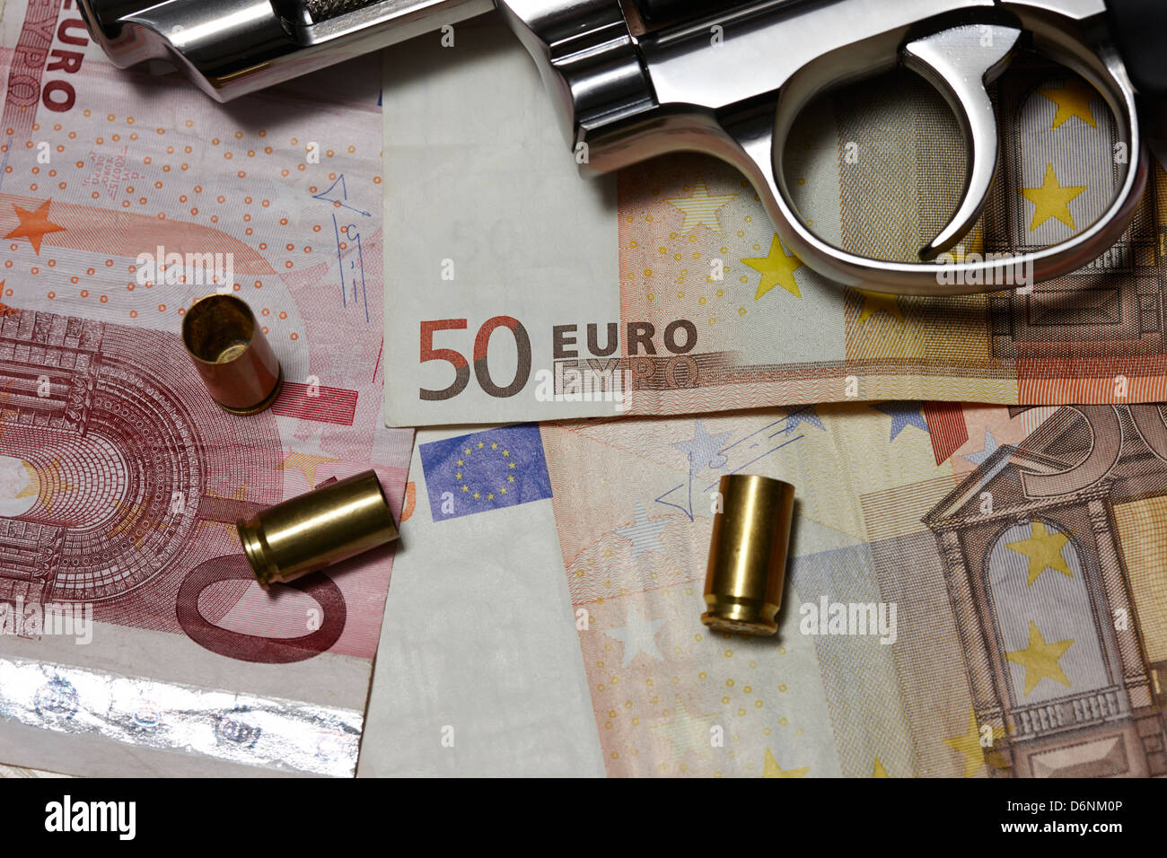Pistola su euro in contanti con usato 9mm gusci Foto Stock