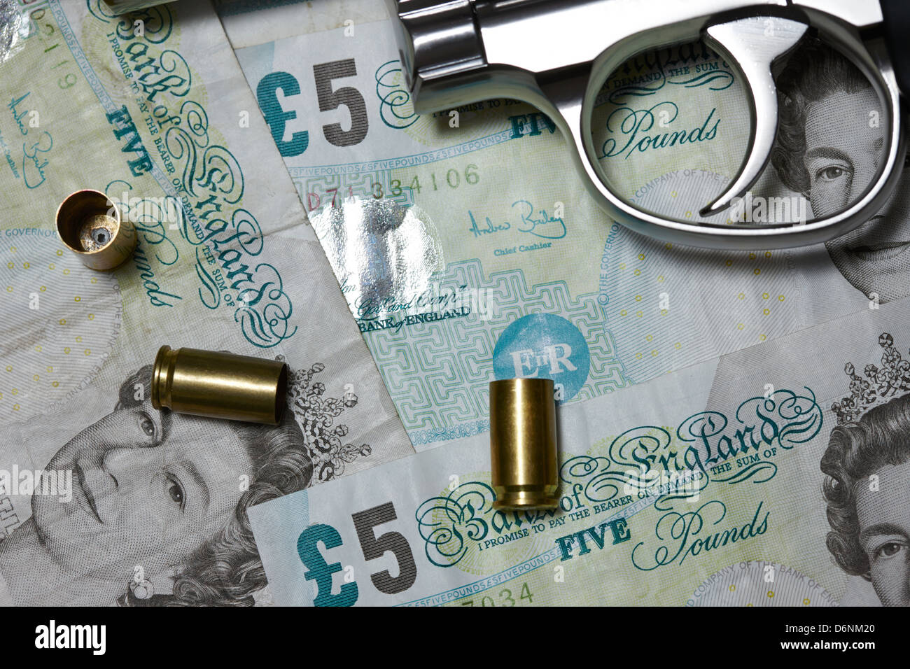 Pistola in sterline inglesi di contanti con usato 9mm gusci Foto Stock