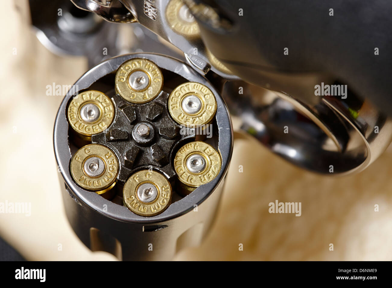 Revolver con pistola sparato 9mm cartucce nel cilindro Foto Stock