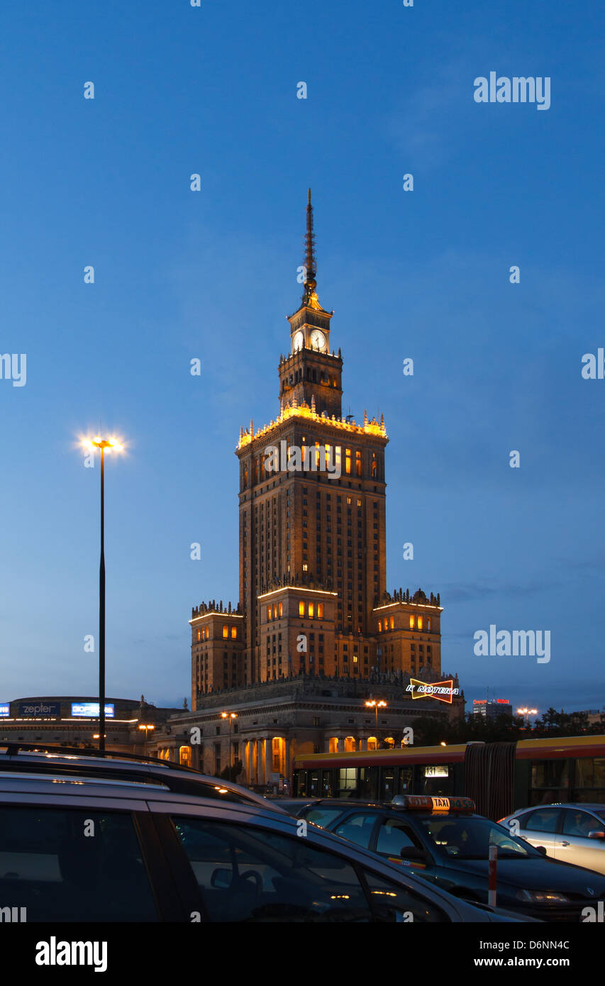 Varsavia, Polonia Palazzo della Cultura di sera Foto Stock