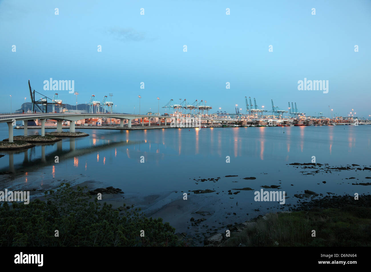 Contenitore Porto di Algeciras accesa al crepuscolo. Andalusia Spagna Foto Stock