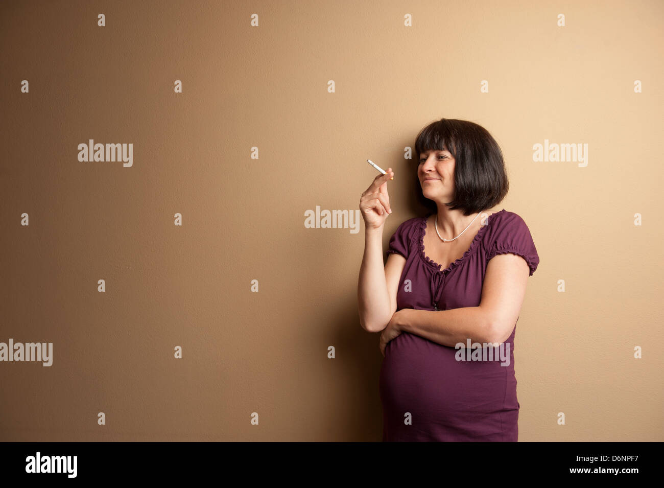 Freiburg, Germania, una donna in stato di gravidanza con una sigaretta Foto Stock