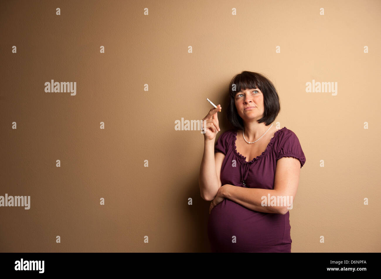 Freiburg, Germania, una donna in stato di gravidanza con una sigaretta Foto Stock