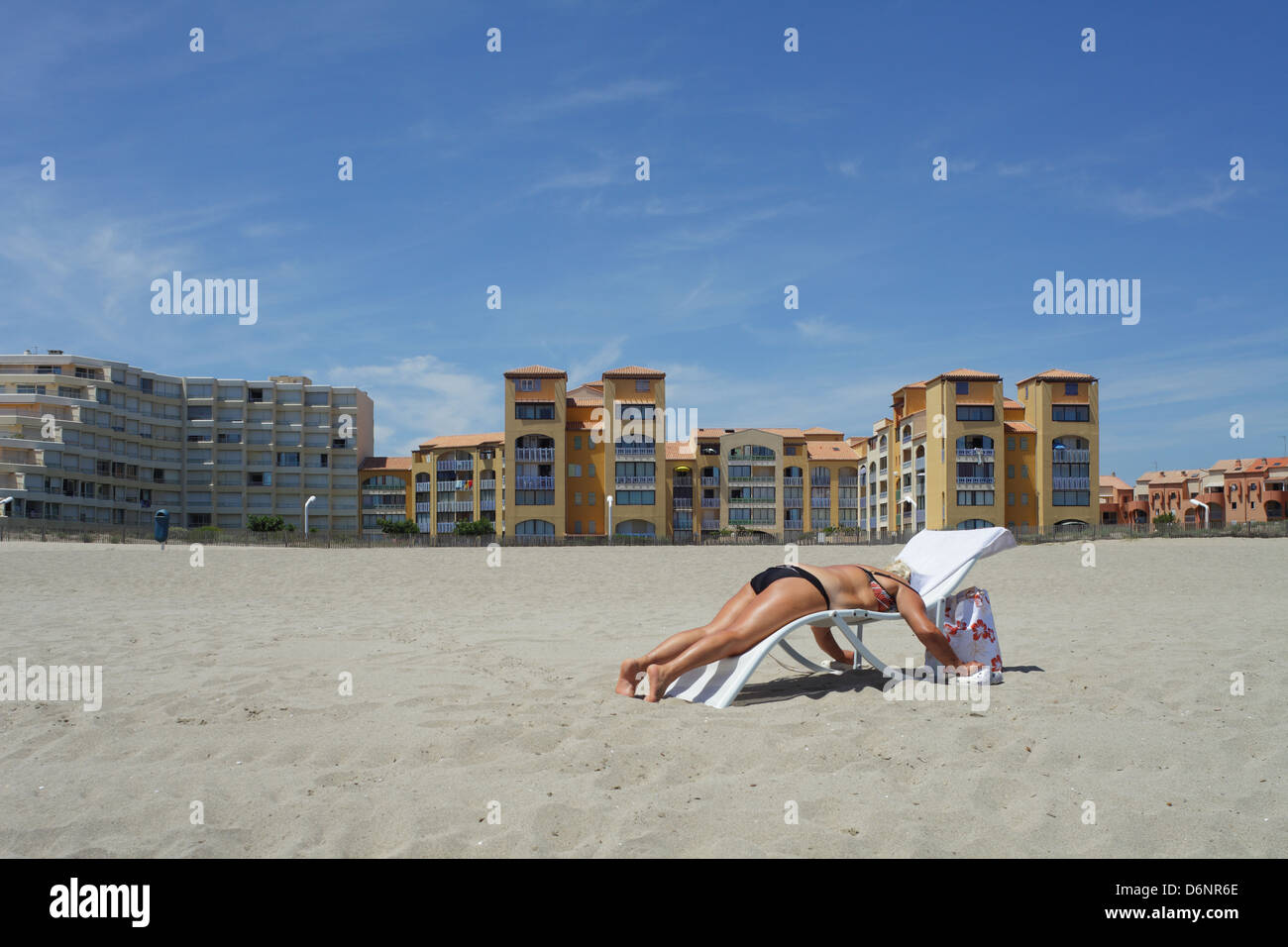 Le Barcarès, Francia, una donna sunbathes in spiaggia Foto Stock