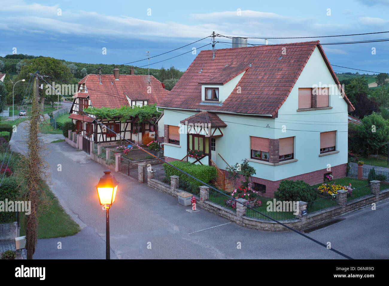 Kutzenhausen, Francia, case unifamiliari nel villaggio Foto Stock