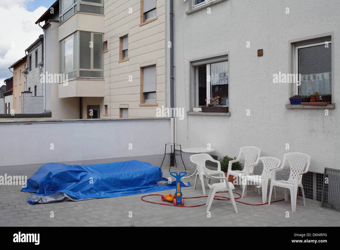 Pirmasens, Germania, sedie in plastica di fronte a una casa in Pirmasens Foto Stock