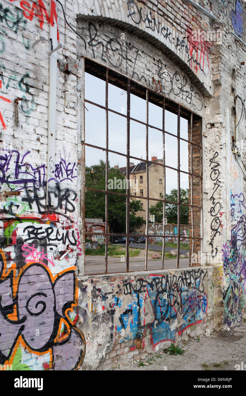 Berlino, Germania, spruzzata con graffiti parete in fabbrica con specchio di poppa remote Rochester Foto Stock
