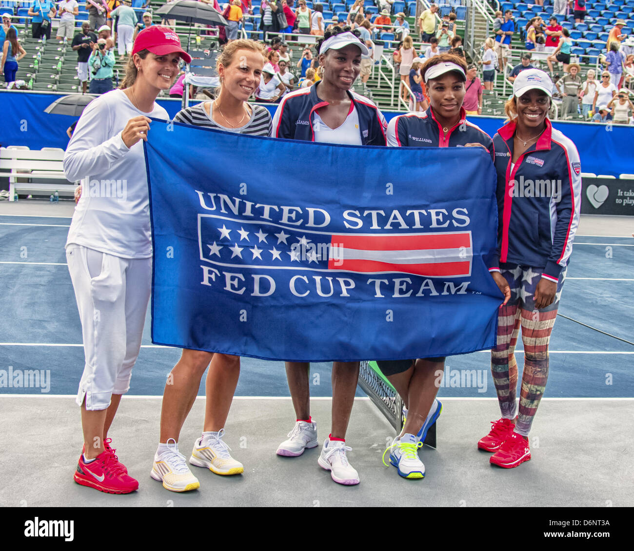 Delray Beach, Florida, Stati Uniti d'America. Xxi Aprile, 2013. Per celebrare la loro vittoria sulla Svezia in Fed Cup World Group playoff partite di tennis al Delray Beach Tennis Center di Delray Beach, Fla., la US Fed Cup Team pone con il team di banner. Da sinistra a destra: Team Capitano Mary Joe Fernandez, Varvara Lepchenko, Venus Williams, Serena Williams, Sloane Stephens. La vittoria garantisce la U.S. un posto nella ambita 2014 Fed Cup World Group. (Immagine di credito: credito: Arnold Drapkin/ZUMAPRESS.com/Alamy Live News) Foto Stock